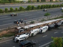В Китае разбили автовоз с 11 роскошными тачками