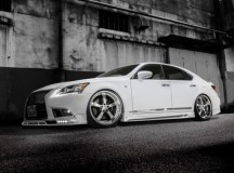 Lexus LS F-Sport в агрессивном обвесе Rowen Japan