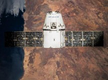 Американский корабль Dragon доставит на МКС «кошек», мух и белье с секретом