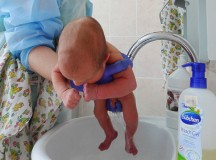 Полицейские, принявшие роды в отделе МВД в Петербурге, надеются, что в будущем малышка придет к ним работать