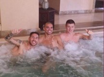 Футболисты перешли к водным процедурам