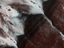 Астрономы из НАСА заметили на Марсе водяной лед