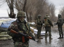 На Донбассе опять гибнут люди: снаряд попал в автобус под Донецком, десять погибших