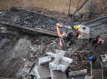 Обрушение моста в Калининграде: «Экскаватор краном убрали, под ним двое лежали, у них еще пульс прощупывался»