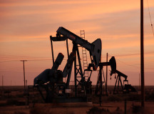 Цены на нефть растут после вчерашнего обвала, евро укрепляется по отношению к доллару